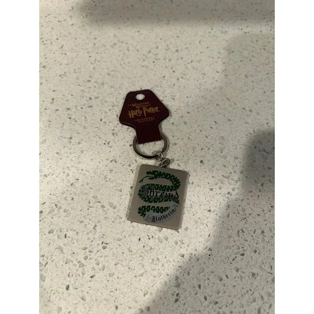 UNIVERSAL STUDIOS HARRY POTTER SLYTHERIN ATTRIBUTE METAL KEYRING NEW WITH TAG sa